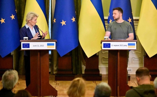 Chủ tịch EC Leyen (trái) ủng hộ mạnh mẽ việc trao tư cách ứng cử viên gia nhập EU cho Ukraine.