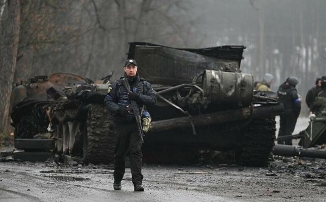 Cảnh sát Ukraine tuần tra ở làng Dmytrivka, phía Tây Ukraine ngày 2/4. Ảnh: AFP.