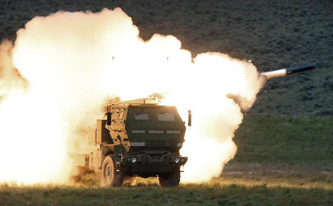 Hệ thống Tên lửa Pháo binh Cơ động Cao (HIMARS) do Lockheed Martin sản xuất tham gia huấn luyện chiến đấu ở Trung tâm Huấn luyện Yakima, bang Washington, Mỹ năm 2011.