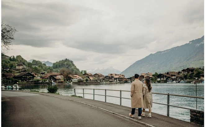 Thụy Sĩ được ví như một thiên đường tình yêu trong lòng nhiều người, và cặp đôi 9x này cũng không phải là ngoại lệ. Bộ ảnh du lịch Thụy Sĩ của họ đã lưu giữ lại những khoảnh khắc thật đẹp, thật lãng mạn. Từ những con đường nhỏ tại các ngôi làng đến những khung cảnh ngoạn mục của núi non, tất cả đều được thể hiện đầy đủ trong bộ ảnh này.