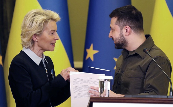 Chủ tịch Ủy ban châu Âu Ursula von der Leyen và Tổng thống Ukraine Volodymyr Zelenskyy