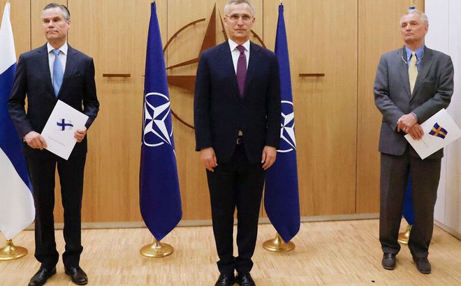 Đại sứ Phần Lan tại NATO Klaus Korhonen (trái), Tổng thư ký NATO Jens Stoltenberg và Đại sứ Thụy Điển tại NATO Axel Wernhoff ngày 18/5/2022. Ảnh: AFP