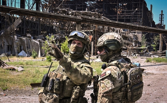 Binh lính Nga canh giữ khu vực nhà máy thép ở Azovstal, Mariupol ngày 13/6. Ảnh: AFP