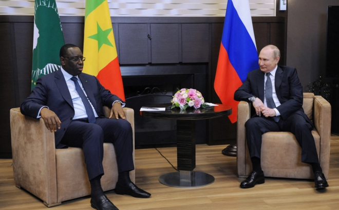 Tổng thống Nga Vladimir Putin (phải) gặp Tổng thống Senegal Macky Sall tại Sochi hôm 3/6. Ảnh: Sputnik