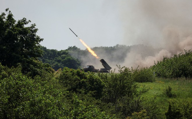 Quân nhân Ukraine khai hỏa hệ thống phóng pháo phóng loạt BM-21 Grad ở gần thành phố Lysychansk thuộc tỉnh Luhansk ngày 12/6. Ảnh: Reuters