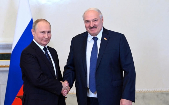 Tổng thống Nga Vladimir Putin và Tổng thống Belarus Alexander Lukashenko. Ảnh: Reuters