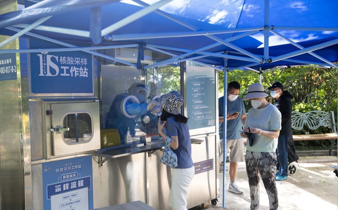 Nhân viên y tế lấy mẫu xét nghiệm COVID-19 cho người dân tại Thượng Hải, Trung Quốc, ngày 31/5/2022. Ảnh: THX/TTXVN