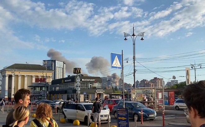 Khói bốc lên ở thủ đô Kiev sáng 26/6. Ảnh: The Guardian