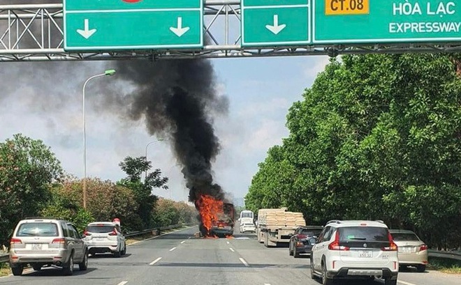 Chiếc xe bất ngờ bốc cháy khi đang lưu thông (Ảnh: Hà Nội mới)