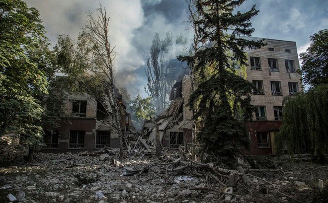 Một tòa nhà ở Lysychansk (vùng Lugansk) bị phá hủy. Ảnh: Reuters