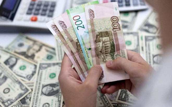 Tỷ giá đồng nội tệ Nga so với USD đã lên cao nhất trong vòng 7 năm qua (Ảnh: AP).