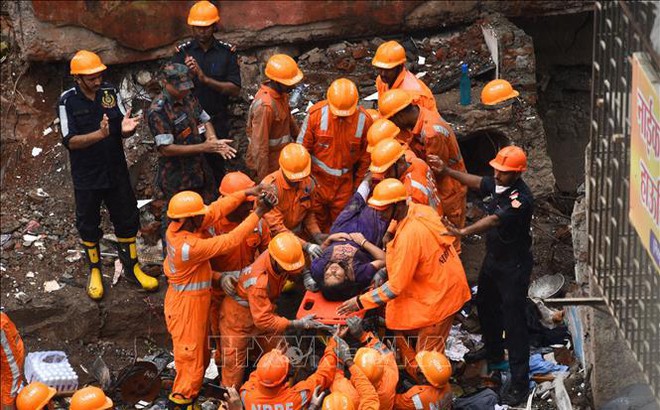 Nhân viên cứu hộ chuyển nạn nhân sống sót sau vụ sập nhà ở Mumbai, Ấn Độ, ngày 28/6/2022. Ảnh: AFP/TTXVN