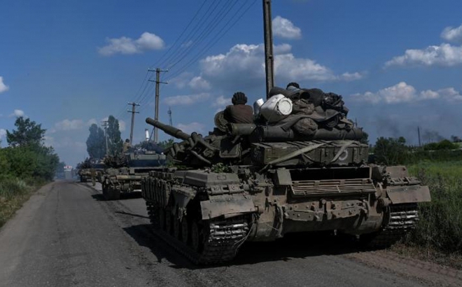 Quân đội Ukraine tại một con đường gần Lysychansk ngày 19/6. Ảnh: CNN