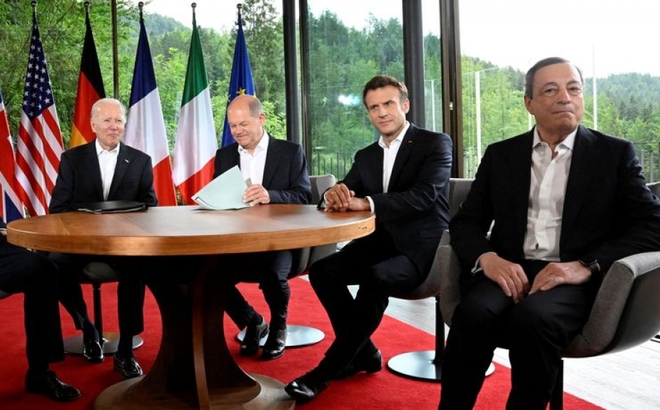 Từ trái qua phải: Thủ tướng Anh Boris Johnson, Tổng thống Mỹ Joe Biden, Thủ tướng Đức Olaf Scholz, Tổng thống Pháp Emmanuel Macron và Thủ tướng Italy Mario Draghi. Ảnh: Reuters