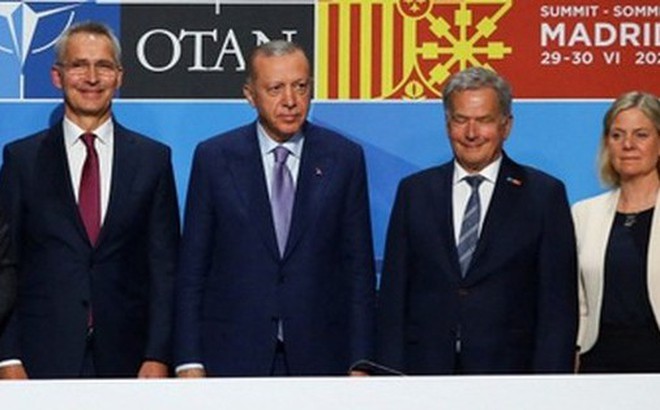 Tổng thư ký NATO Jens Stoltenberg, Tổng thống Thổ Nhĩ Kỳ Recep Tayyip Erdogan, Tổng thống Phần Lan Sauli Niinisto, Thủ tướng Thụy Điển Magdalena Andersson và đưa ra một tuyên bố hôm 28-6. Ảnh: Reuters