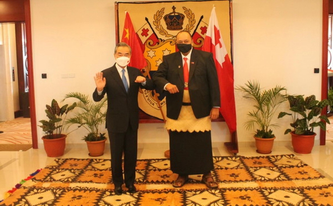 Ngoại trưởng Trung Quốc Vương Nghị (trái) chụp ảnh cùng Thủ tướng Tonga Siaosi Sovaleni trong chuyến thăm nước này vào tháng 5/2022. Ảnh: Tân Hoa xã.