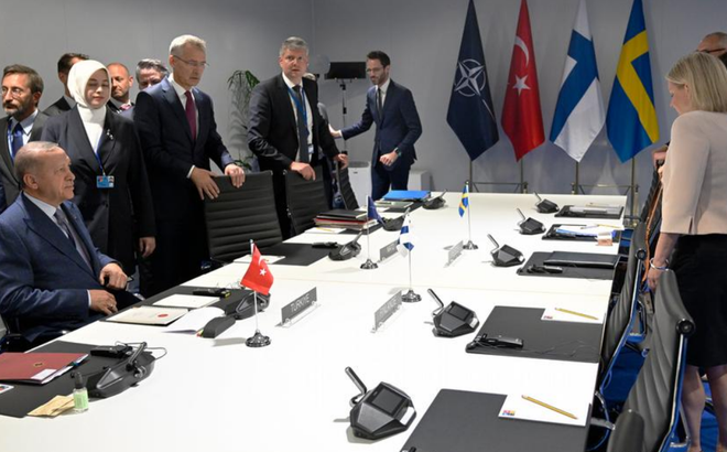 Cuộc gặp 3 bên giữa Thổ Nhĩ Kỳ, Phần Lan và Thụy Điển, cùng với Tổng thư ký NATO, diễn ra ngày 28/6/2022, trước khi Hội nghị Thượng đỉnh NATO bắt đầu ở Madrid, để bàn về vấn đề gia nhập liên minh của Helsinki và Stockholm. Ảnh: DW