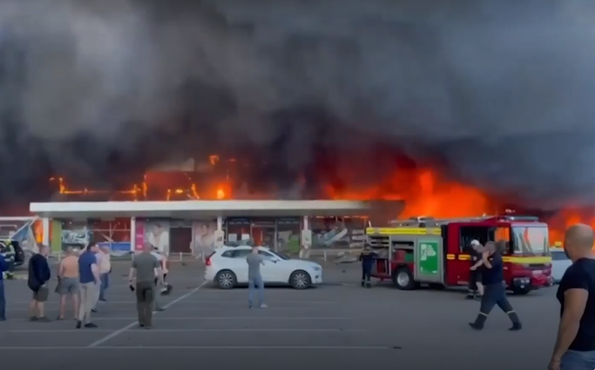 Quang cảnh đám cháy theo sau pháo kích vào một trung tâm mua sắm đông người ở thành phố Kremenchuk, miền Trung Ukraine, ngày 27/6/2022. Ảnh chụp từ video do NYT đăng lại của Reuters