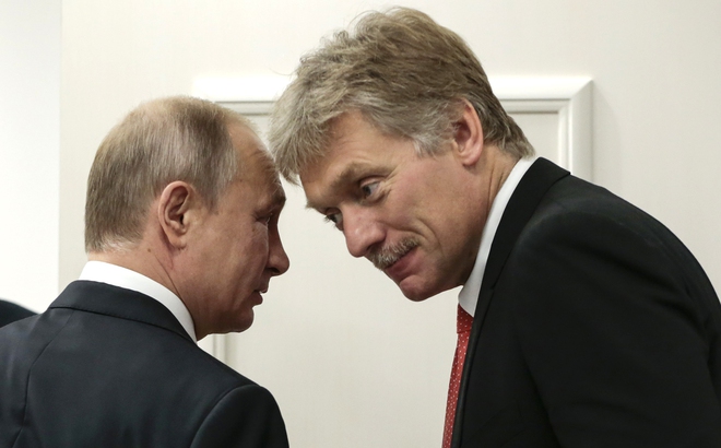 Người phát ngôn Điện Kremlin Dmitry Peskov (phải) và Tổng thống Nga Vladimir Putin