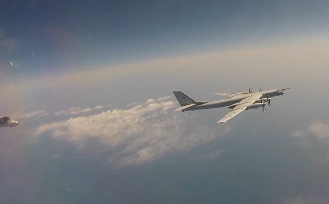 Oanh tạc cơ chiến lược Tu-95 của không quân Nga tham gia cuộc tuần tra chung với Trung Quốc. (Ảnh: Bộ Quốc phòng Nga)