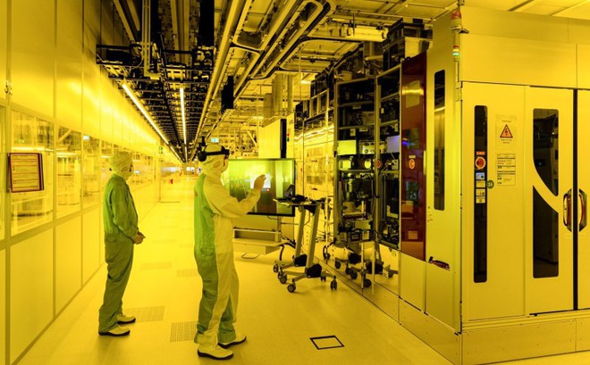 Nhân viên làm việc tại nhà máy bán dẫn Bosch ở Dresden, Đức. Ảnh: Getty