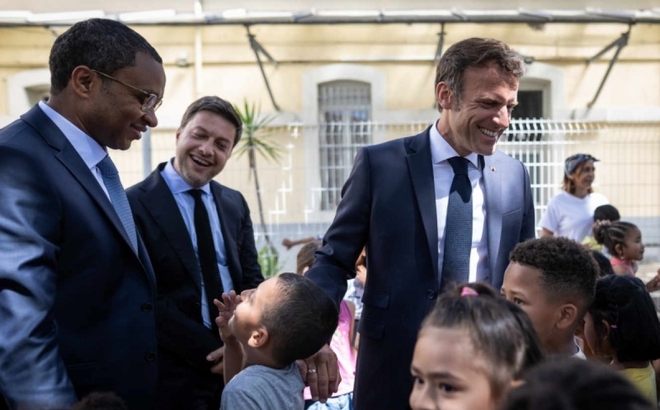 Tổng thống Macron thăm 1 trường học ở Marseille. Ảnh: Le Monde.