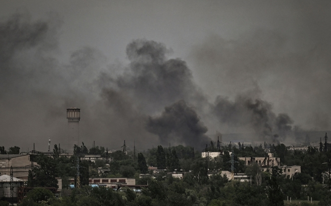 Khói bốc lên sau giao tranh tại khu vực Severodonetsk, Ukraine. Ảnh: AFP