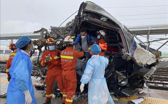Nhân viên cứu hộ sơ tán hành khách khỏi đoàn tàu cao tốc bị chệch đường ray ở huyện Dong Giang, tỉnh Quý Châu, Trung Quốc ngày 4/6/2022. Ảnh: THX/TTXVN
