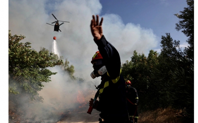 Hơn 130 lính cứu hỏa vói sự hỗ trợ của 6 máy bay dập lửa và 4 trực thăng đã được huy động tới khu vực ngoại ô thủ đô Athens (Ảnh: Reuters)