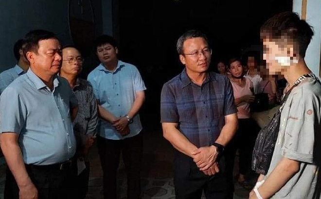 Ông Khuất Việt Hùng thăm hỏi nạn nhân sống sót kỳ diệu sau vụ tai nạn kinh hoàng. Ảnh: Facebook