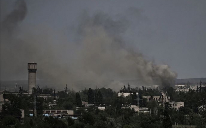 Khói bốc lên từ Severodonetsk ở phía Đông Ukraine. Ảnh: AFP