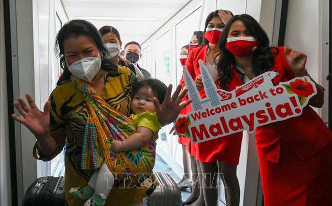 Chào đón du khách tới Malaysia tại sân bay quốc tế Kuala Lumpur, ngày 2/4/2022. Ảnh: AFP/TTXVN