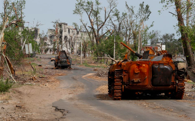 Các xe quân sự bị phá hỏng ở thị trấn Rubizhne thuộc tỉnh Lugansk ngày 1/6. (Ảnh: Reuters)