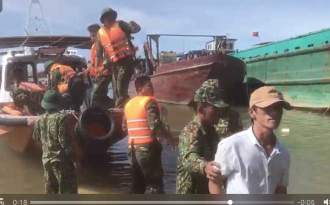 Các ngư dân được cứu hộ, đưa lên bờ. Các ngư dân được cứu hộ, đưa lên bờ.