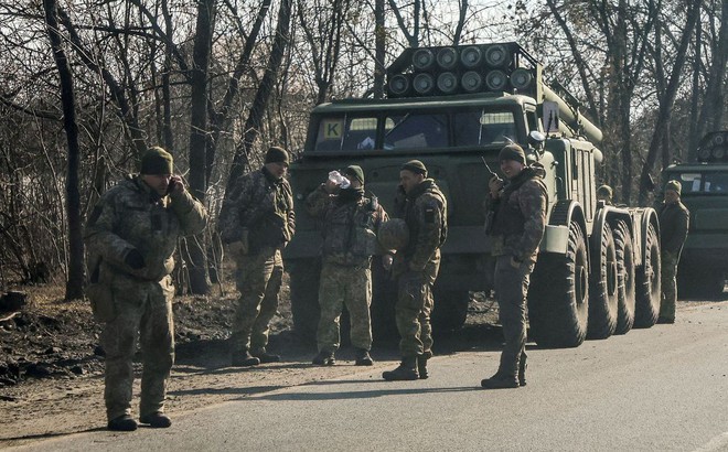 Các binh sĩ Ukraine đứng bên hệ thống phóng tên lửa ở vùng Kharkiv, Ukraine. Ảnh: Reuters