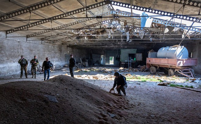 Kiểm tra một kho chứa lúa mì Ukraine bị hư hỏng ở Kherson, Ukraine. Ảnh: Getty Images