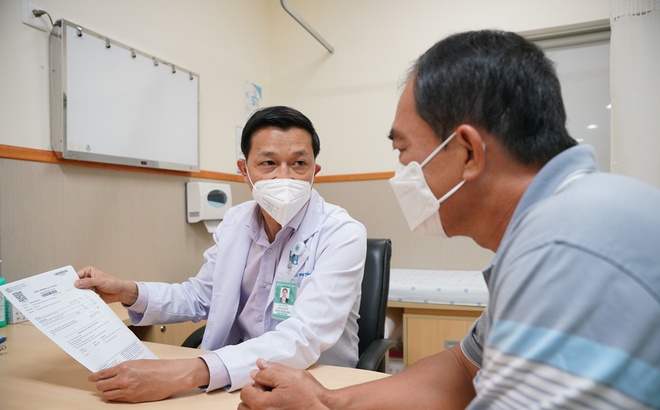 Bác sĩ Tín đang tư vấn cho bệnh nhân.