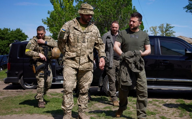 Tổng thống Ukraine Volodymyr Zelenskiy thăm các binh sỹ ở Zaporizhzhia ngày 5/6/2022. Ảnh: Reuters