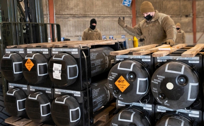 Mỹ chuẩn bị các vũ khí, đạn dược và thiết bị quân sự cung cấp cho Ukraine. Ảnh: AP