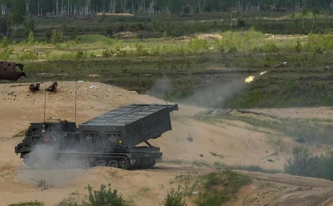 Hệ thống MLRS M270 của quân đội Anh trong cuộc tập trận ở Latvia hồi tháng 5. Ảnh: Reuters