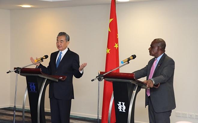Ngoại trưởng Trung Quốc và Solomon tại cuộc họp báo sau hội đàm. Ảnh: Bộ Ngoại giao Trung Quốc.