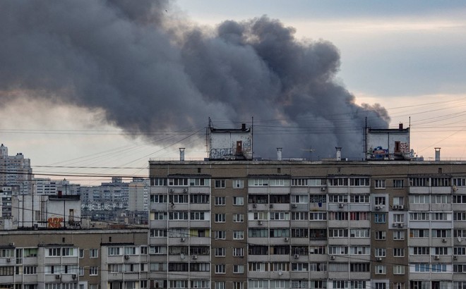 Khói được nhìn thấy bốc lên sau một cuộc tấn công tên lửa vào thủ đô Kyiv rạng sáng ngày 5/6/2022. Ảnh: Japan Times
