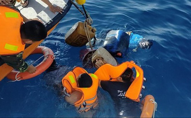 Lực lượng chức năng cứu hộ thuyền viên tàu cá gặp nạn trên biển