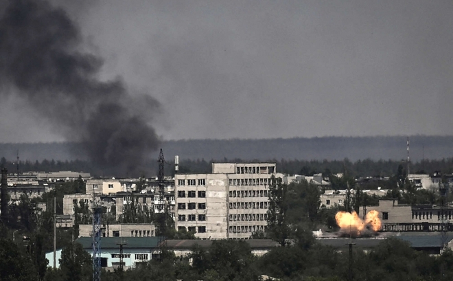 Khói bốc lên từ thành phố Severodonetsk sau một vụ nổ giữa bối cảnh giao tranh Nga và Ukraine diễn ra ác liệt. Ảnh: AFP