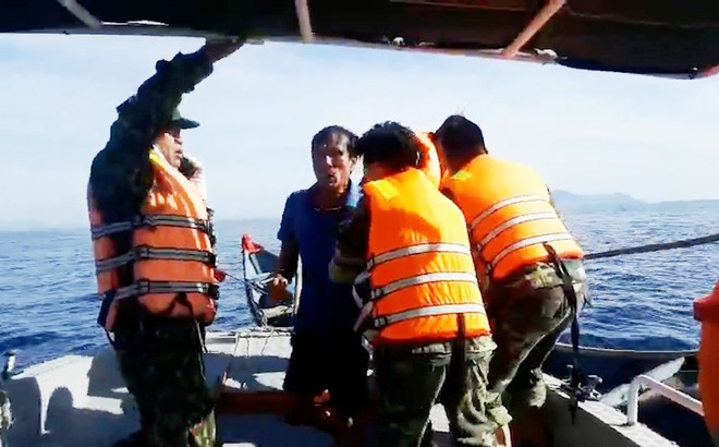 Các ngư dân trên tài cá khi được ứng cứu.