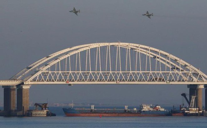 Cây cầu nối giữa lục địa Nga với bán đảo Crimea. Ảnh: Reuters