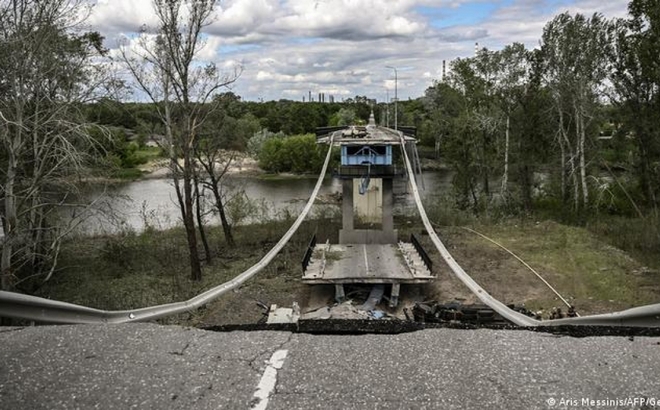 Cây cầu nối Sievierodonetsk và Lysychansk bị phá hủy. Ảnh: AFP