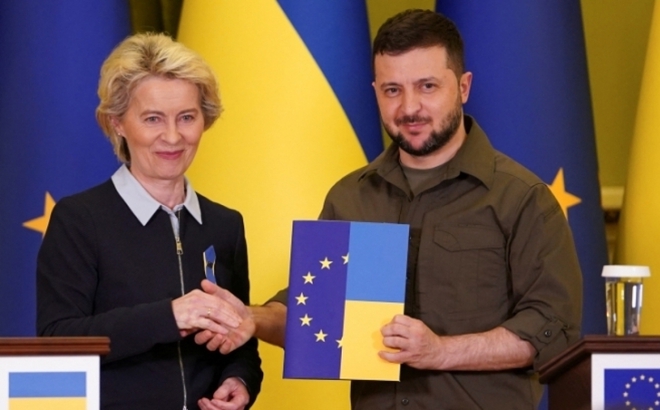 Chủ tịch Ủy ban châu Âu Ursula von der Leyen (trái) trao bảng câu hỏi tư cách thành viên cho Tổng thống Ukraine Volodymyr Zelensky tại Kiev hôm 8/4. Ảnh: Reuters