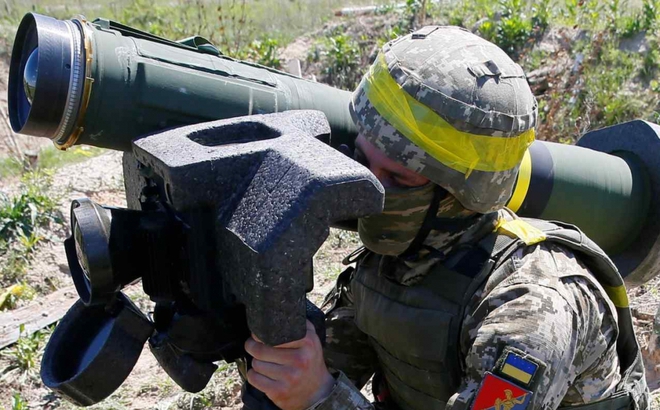 Một binh sĩ vác tên lửa Javelin trong cuộc tập trận gần Rivne, Ukraine. Ảnh: Reuters