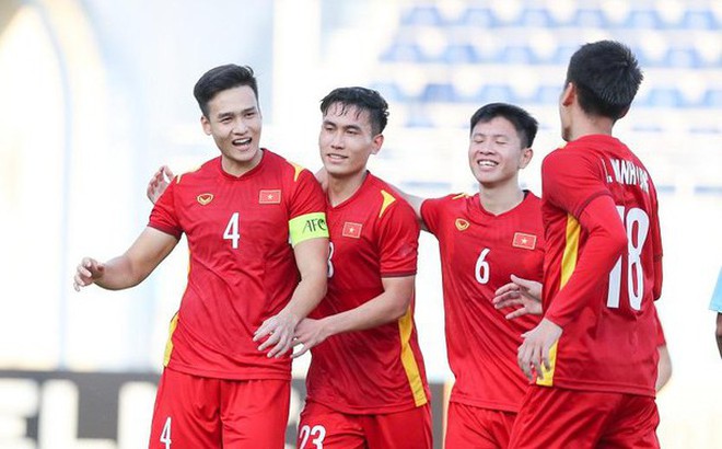 Bùi Hoàng Việt Anh cùng đồng đội ăn mừng bàn thắng trước U23 Malaysia. Ảnh: AFC